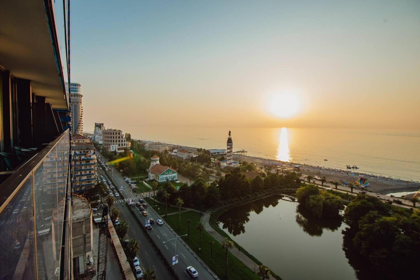 Luxury Orbi City Sea View Aparthotel Batumi Eksteriør billede